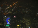 南大門の絵をライトアップしている新韓銀行